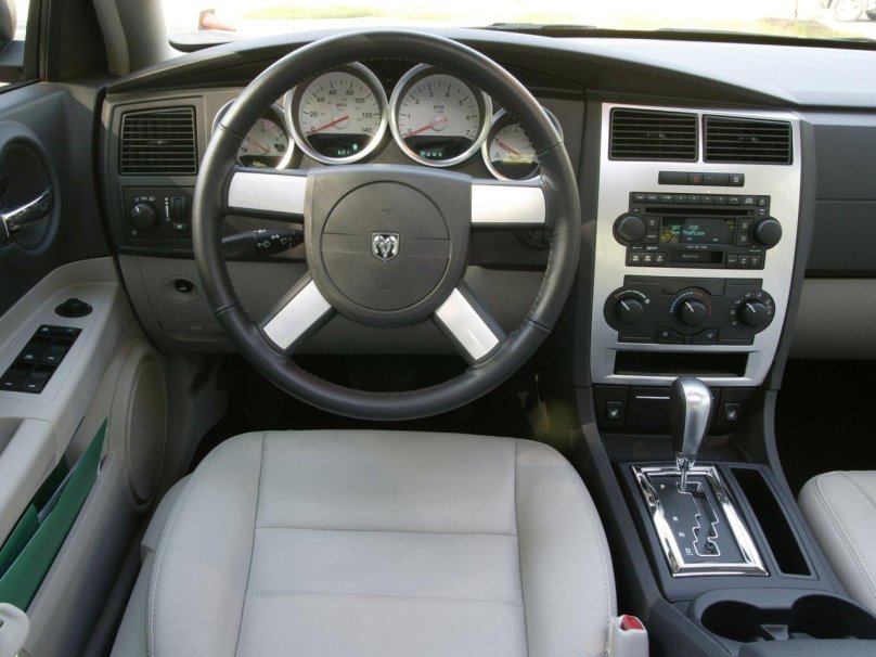 Dodge Charger 2006 салон