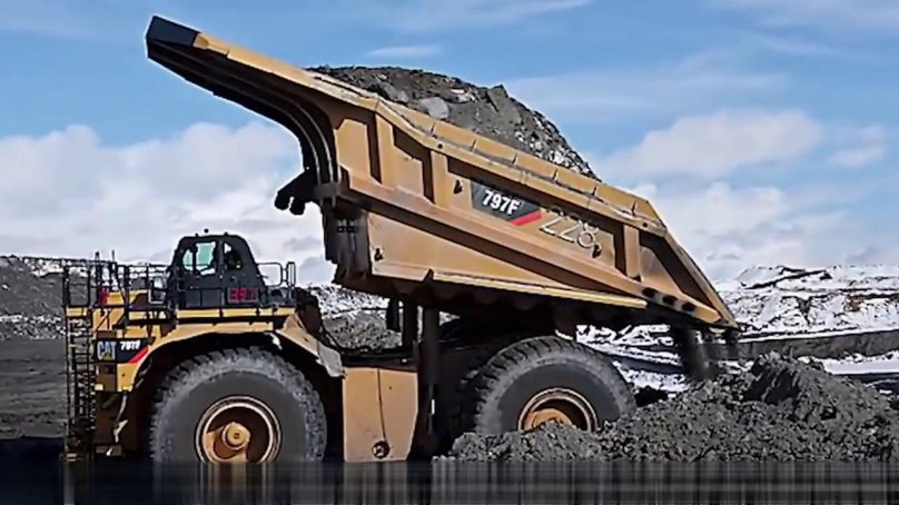 Карьерный самосвал Caterpillar 797f