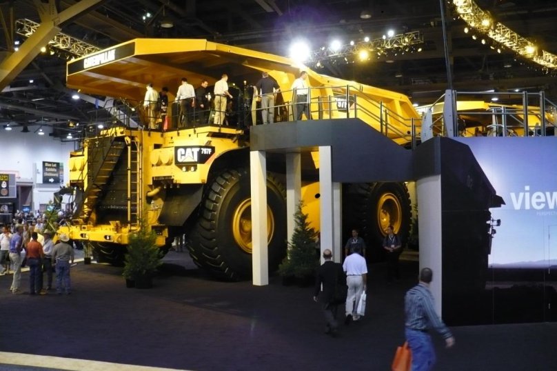 Карьерный самосвал Caterpillar 797b