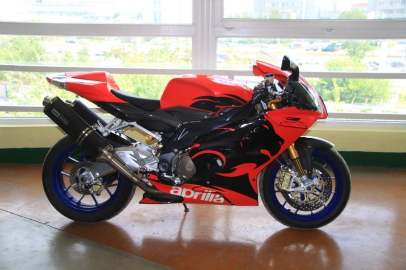 Aprilia RSV 1000 R Factory