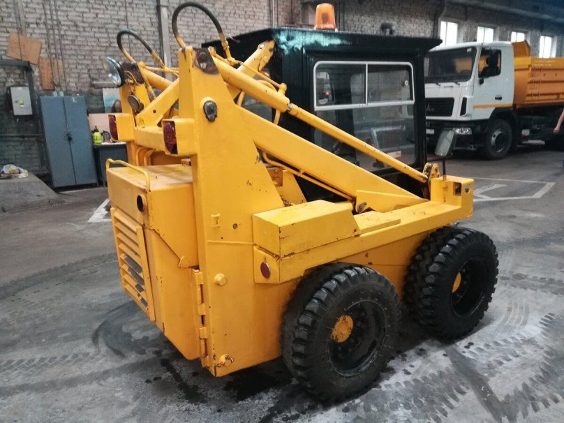 Погрузчик фронтальный UNC 060