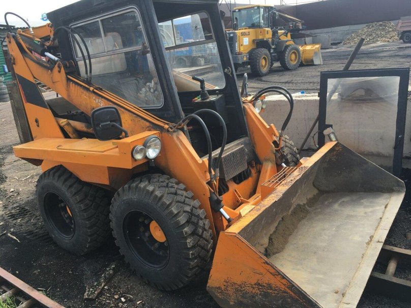 Погрузчик фронтальный UNC 060