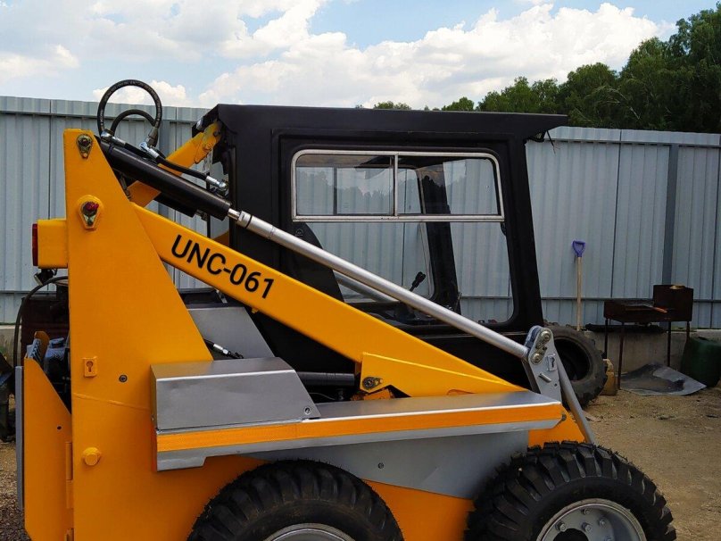 Погрузчик UNC 060