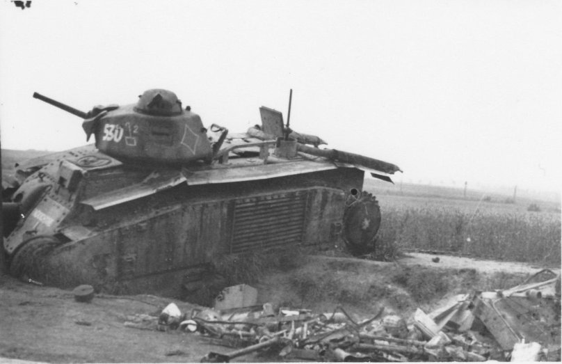Французский танк Char b1-bis подбитый