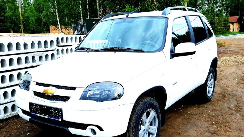 Нива Шевроле 2018 белая