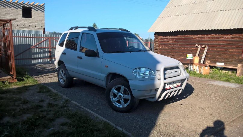 Нива Шевроле белый Раптор