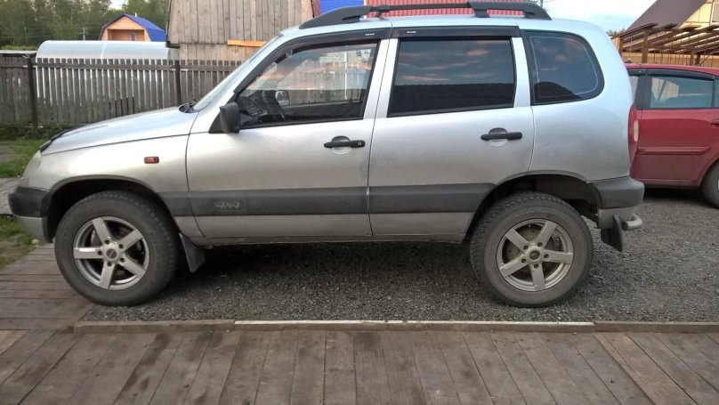 Нива Шевроле серебристый Раптор