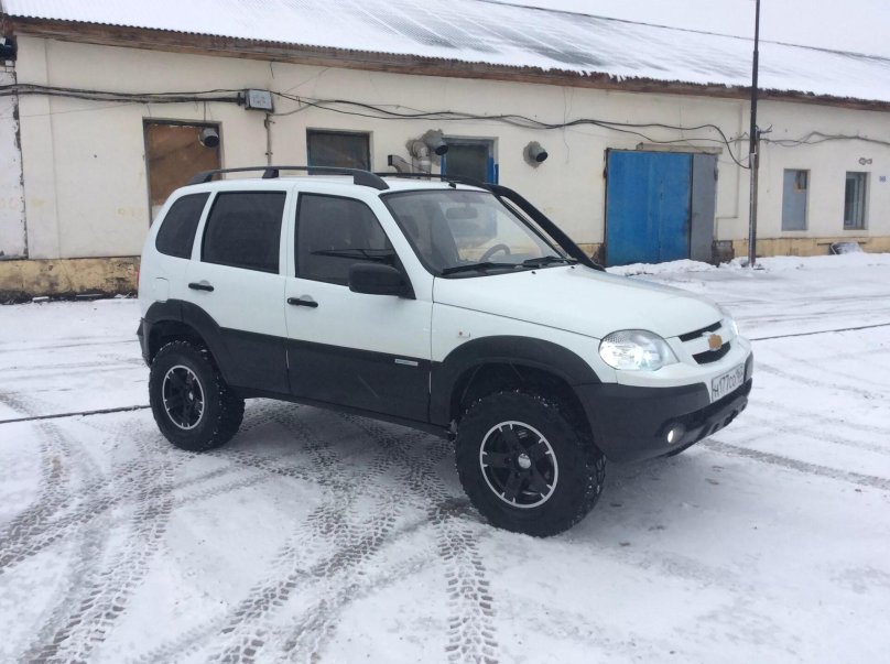 Нива Шевроле белый Раптор