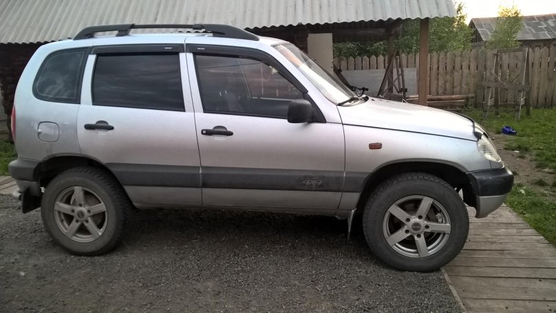 Нива Шевроле в серебристом рапторе
