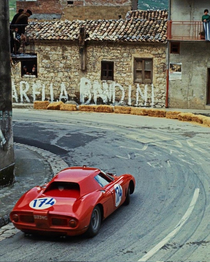 Феррари 1966 жёлтый осень