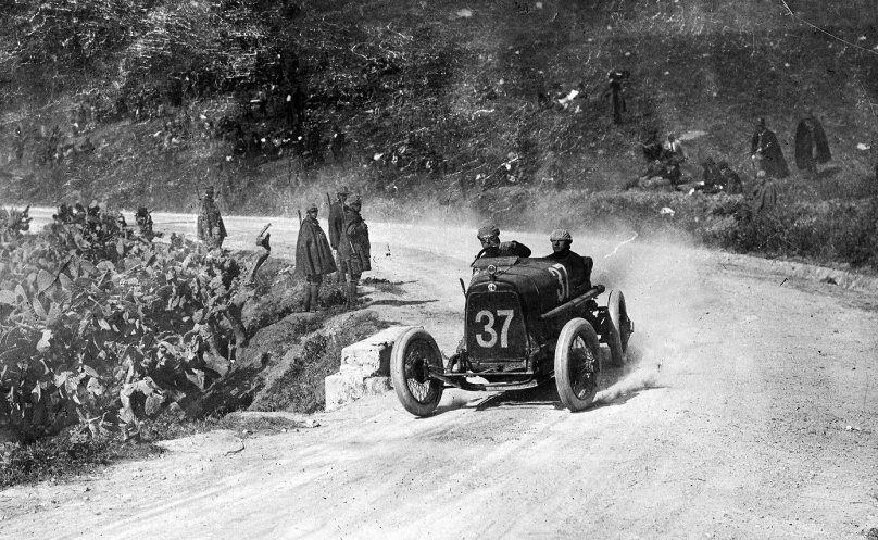 Энцо Феррари в гонке