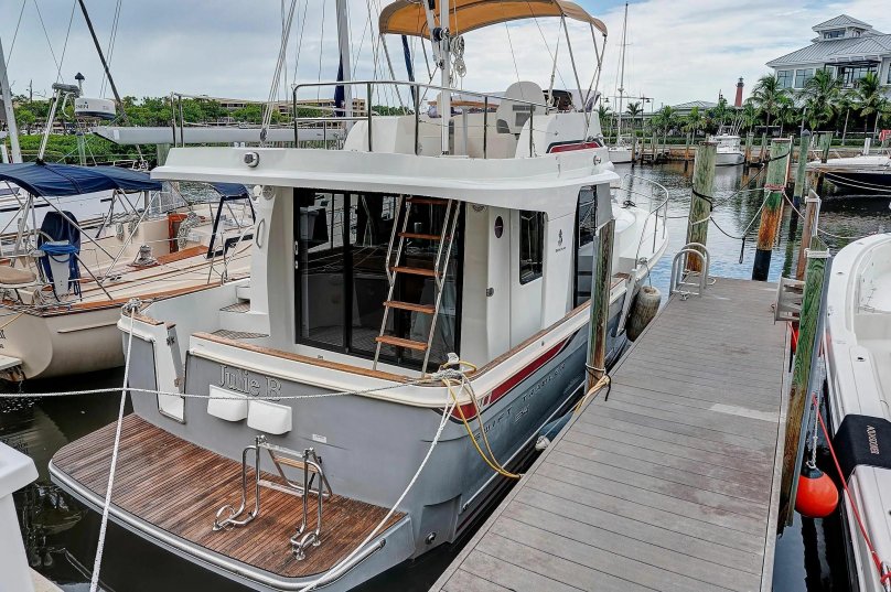 Яхта Swift Trawler 34