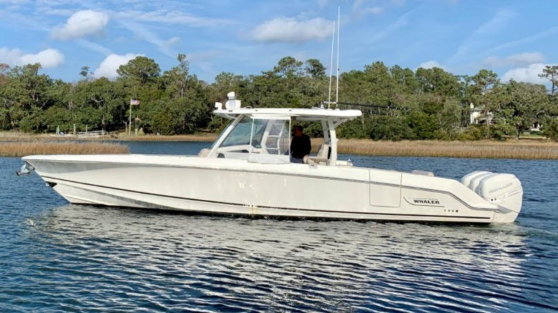 Лодка Boston Whaler