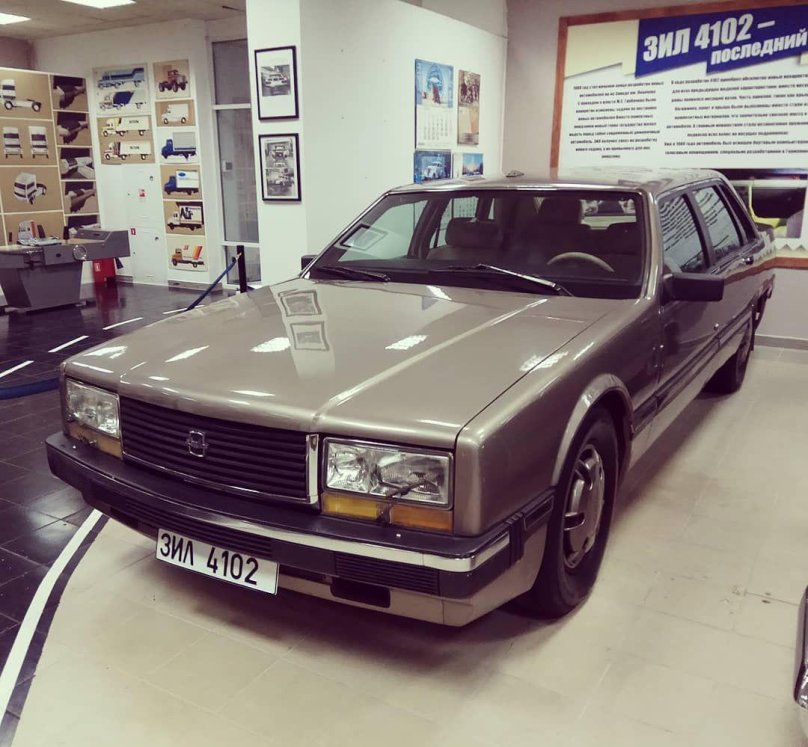 ЗИЛ легковой 4102