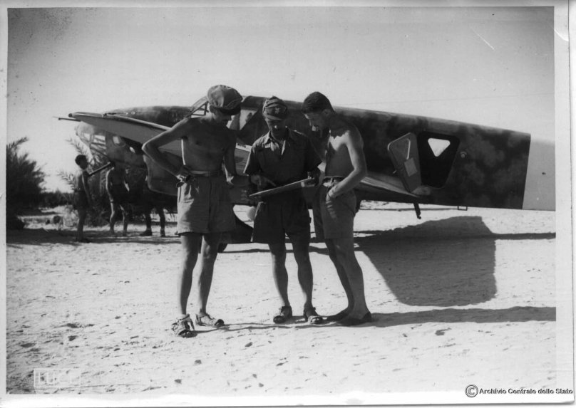 Итальянский Авиатор на фоне истребителя в Северной Африке