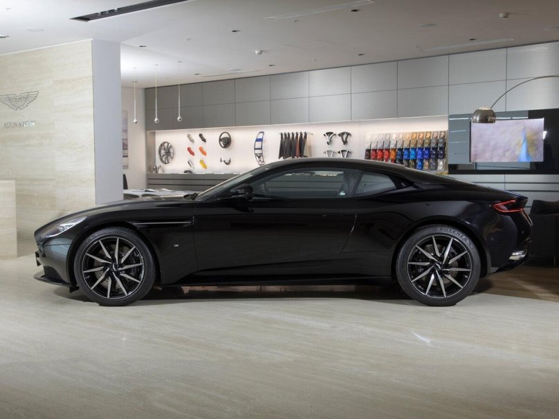 Астон Мартин ДБ 11 черный