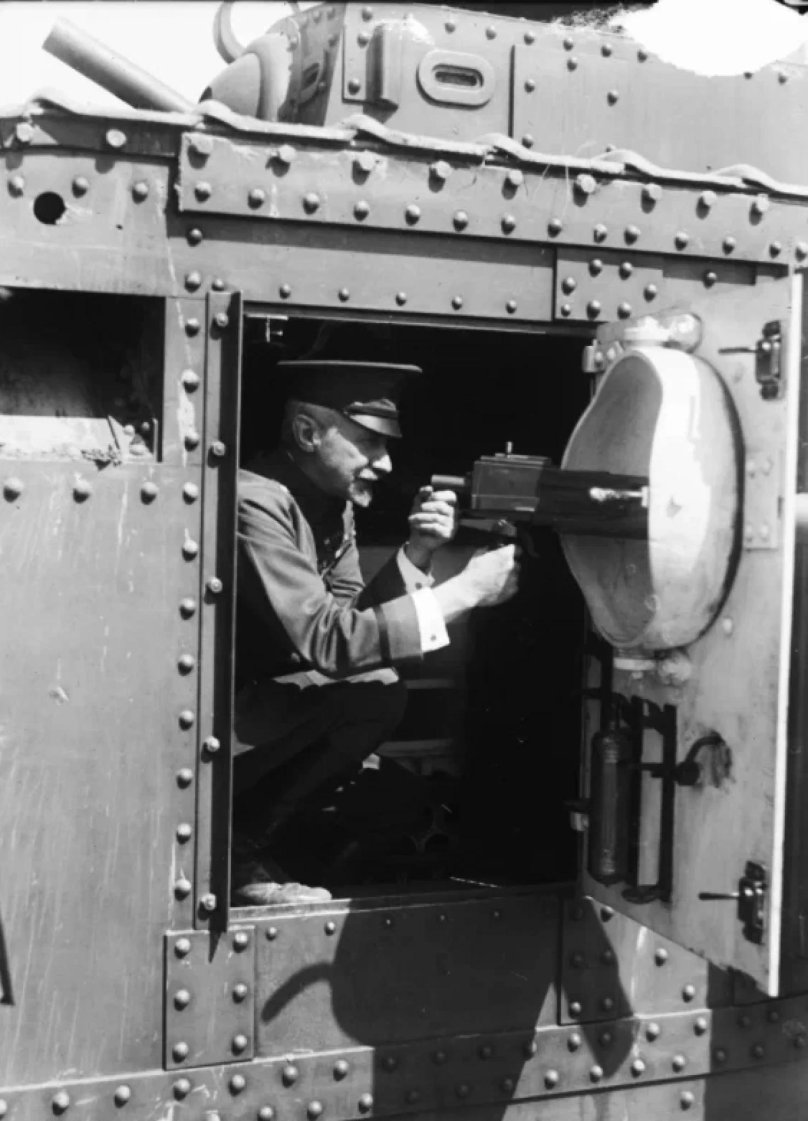 Пулемётное гнездо в танке