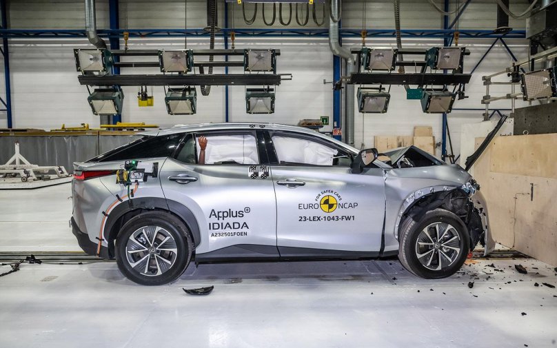 Lexus RZ кроссовер