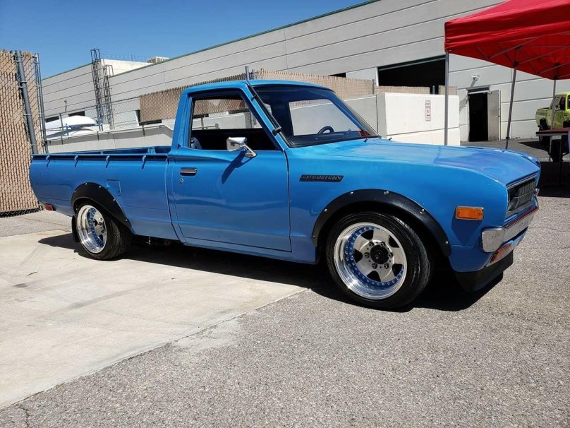 Синий мини пикап