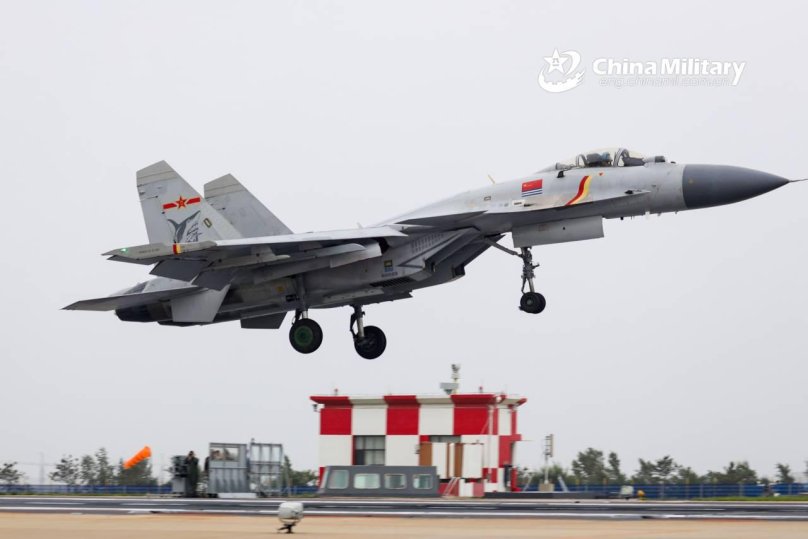 Китайский палубный истребитель j-15