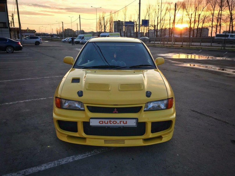 Mitsubishi желтая