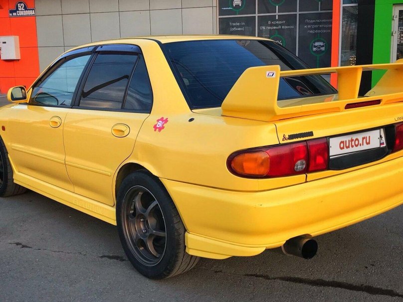 Mitsubishi желтая