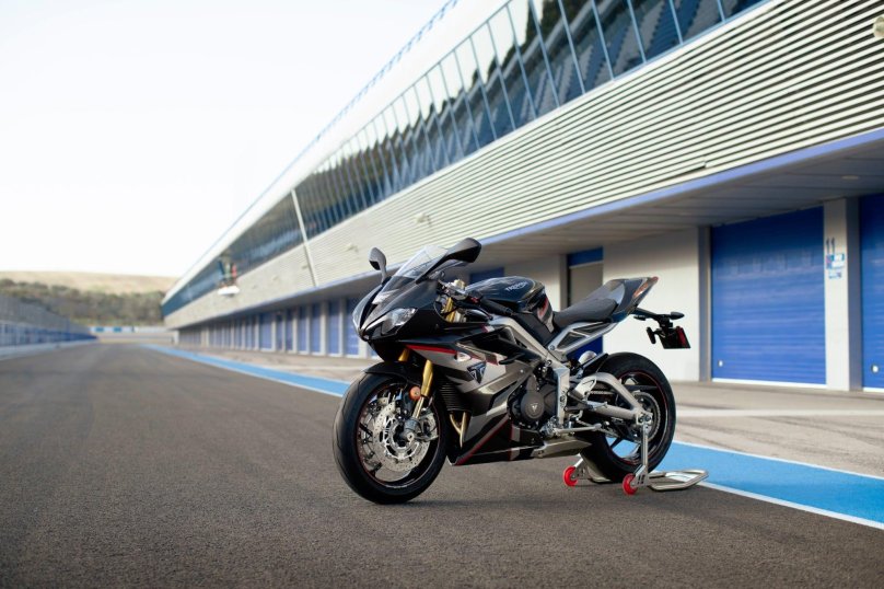 Triumph Daytona Moto 2