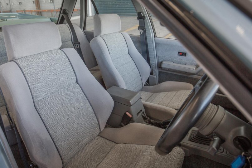 Holden Commodore 1988 салон