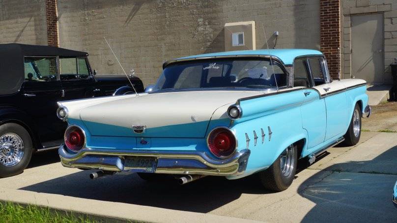 Ford Custom 300 sedan