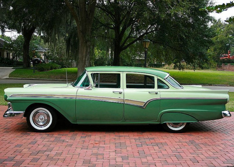 Ford Custom 300 sedan