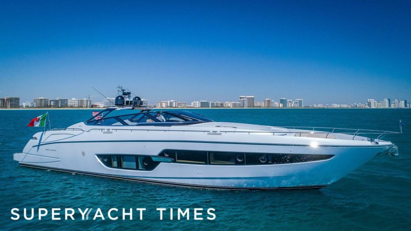 Black Riva 88 яхта