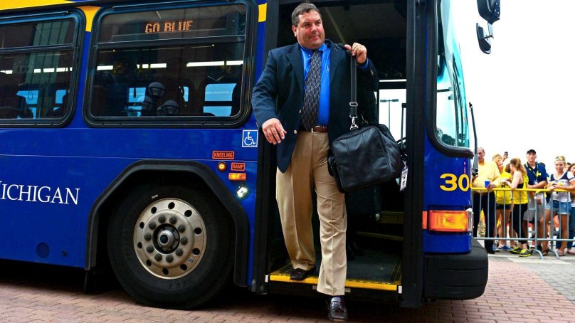 Люди выходят из автобуса