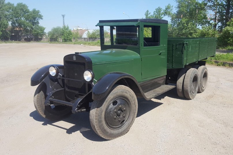 Грузовик ЗИС-6.