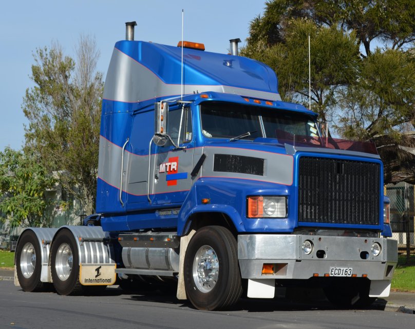 International 9900 tractor unit