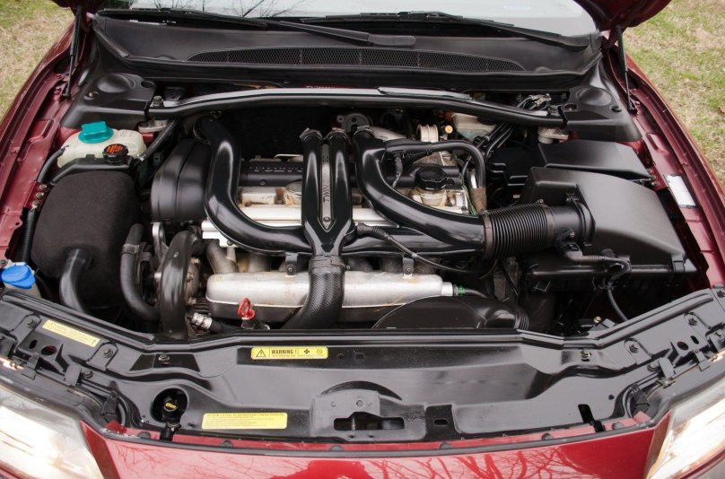 Volvo s60 under the hood
