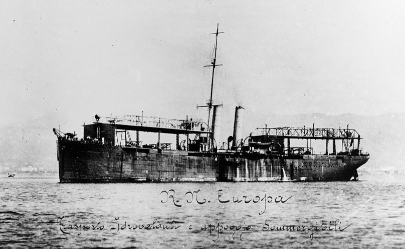 Seaplane carrier ship