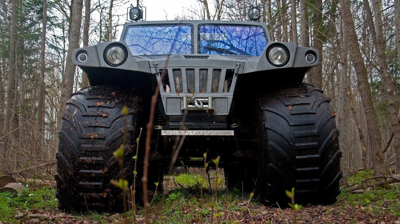 Snow and swamp-going vehicle Hunt