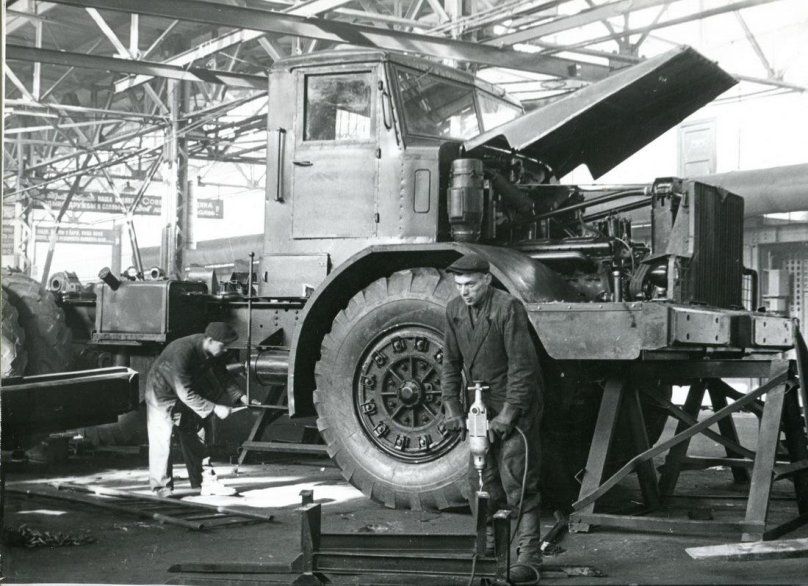 Trolley carrier MAZ-525