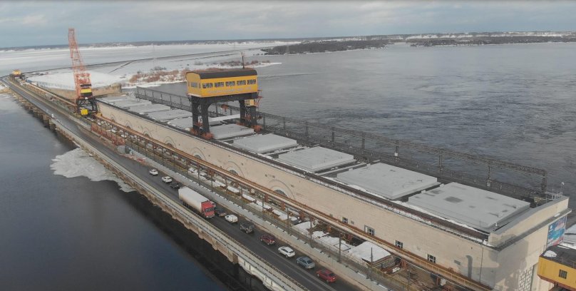 On the bridge of Nizhny Novgorod Hydroelectric Power Station