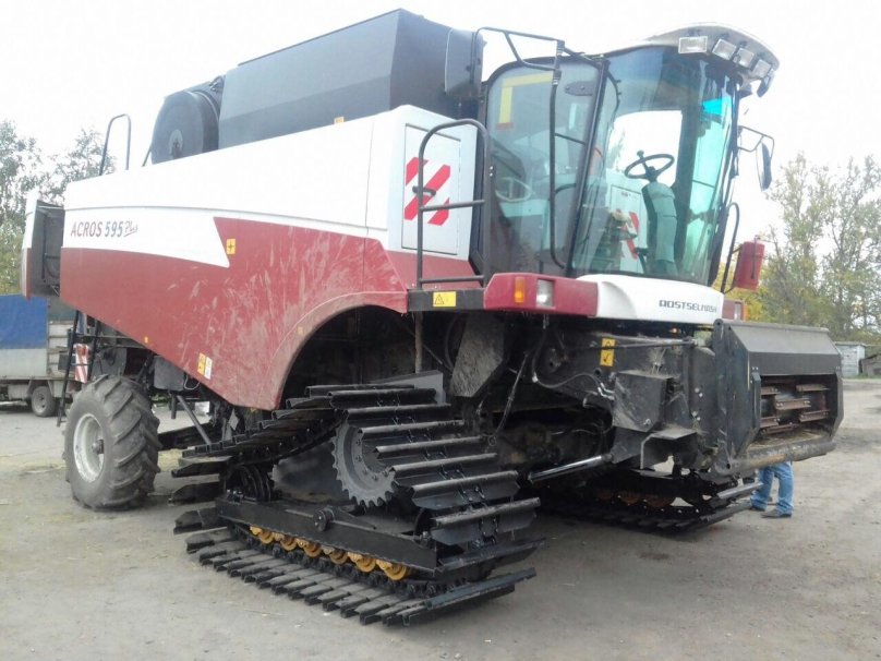 Combine Torum 785 on tracks