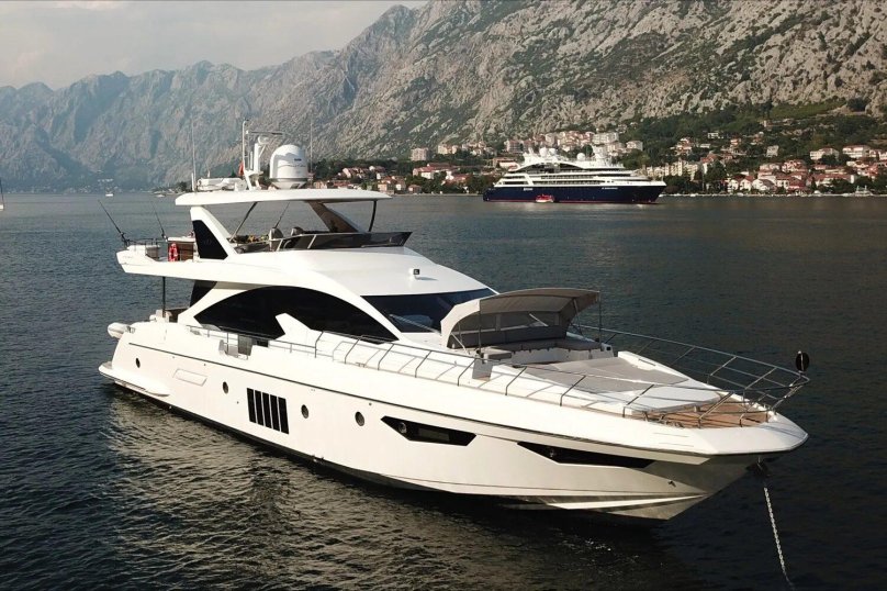 Azimut 80 yacht