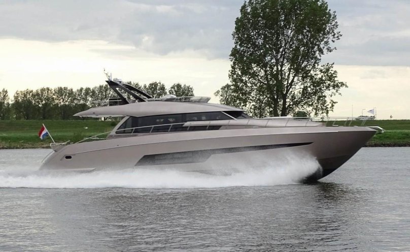 Yacht van der 600