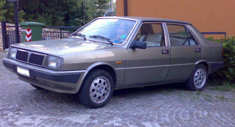 Lancia sedan 1985