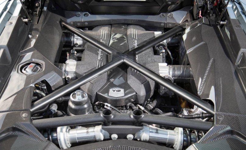 Lamborghini Aventador engine