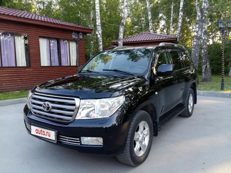 Весь черный Toyota Land Cruiser 200 2008