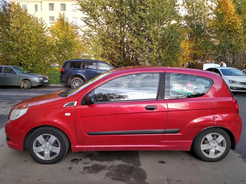 Chevrolet Aveo t200 хэтчбек красный
