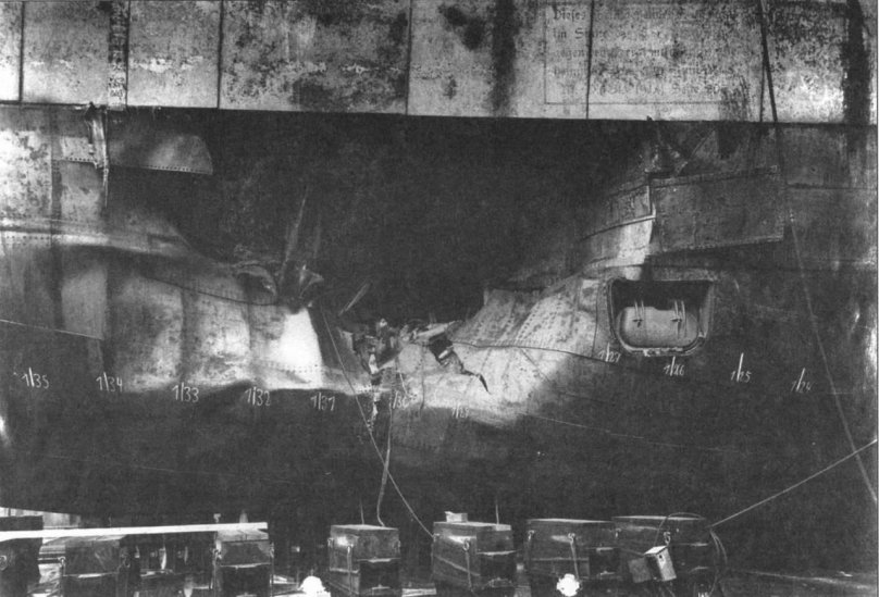 Попадание главного калибра линкора