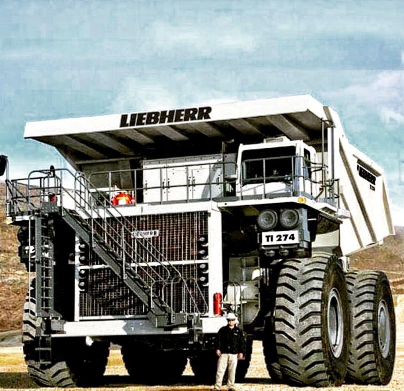 Liebherr карьерный самосвал