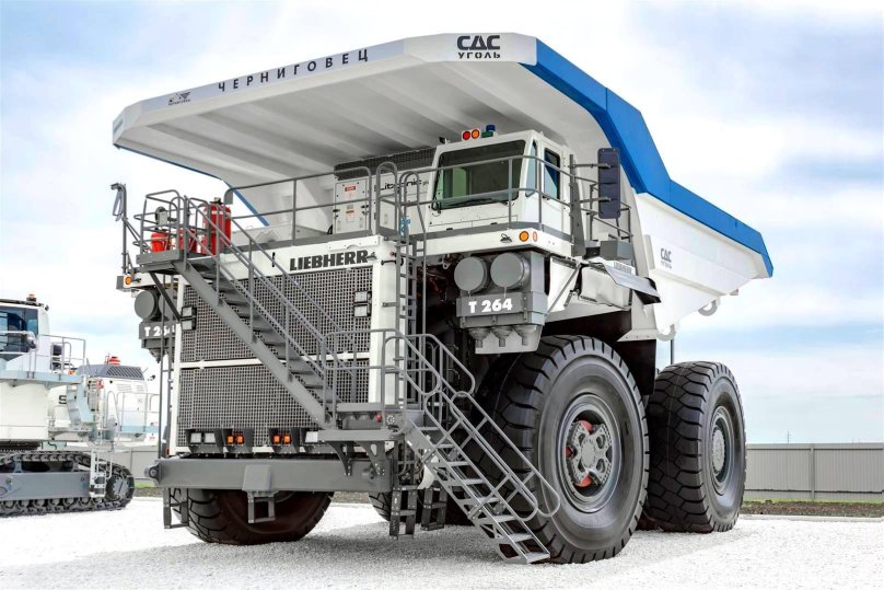 Самосвал Либхер т264 карьерный рядом с человеком