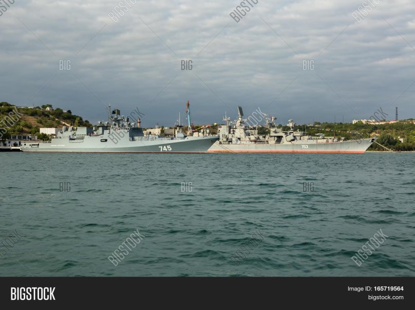 Корабль Цезарь Куников в Севастополе